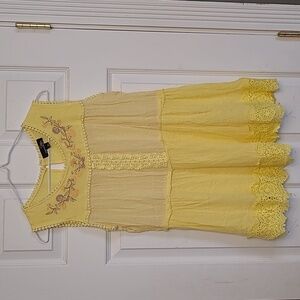 Suzanne Betro size L Yellow Sleeveless blouse lace embroidery